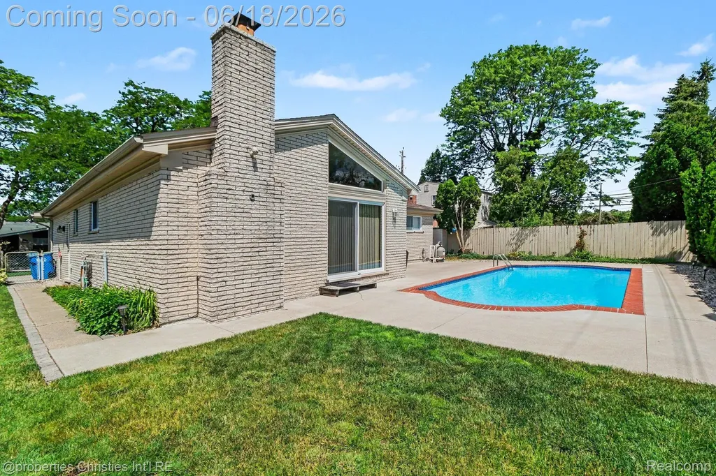 32916 Cambridge Drive Warren City MI 48093