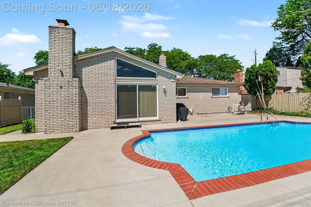 32916 Cambridge Drive Warren City MI 48093