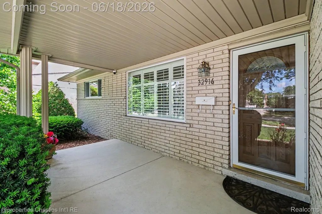 32916 Cambridge Drive Warren City MI 48093