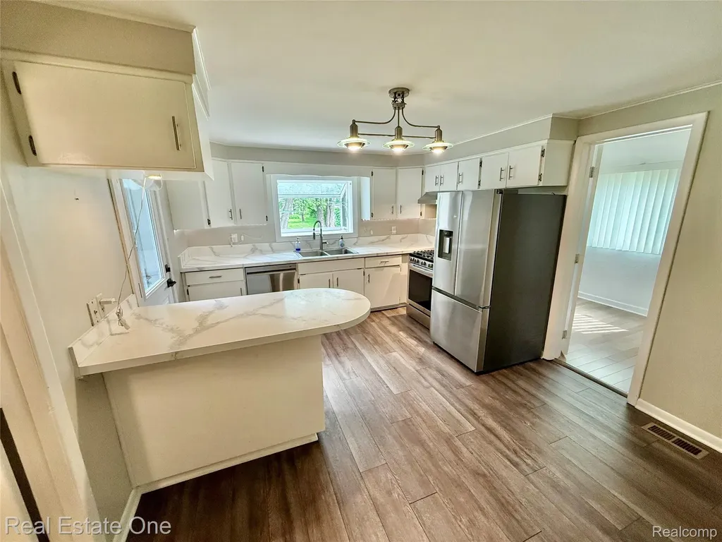 865 Grant Avenue Clawson City MI 48017