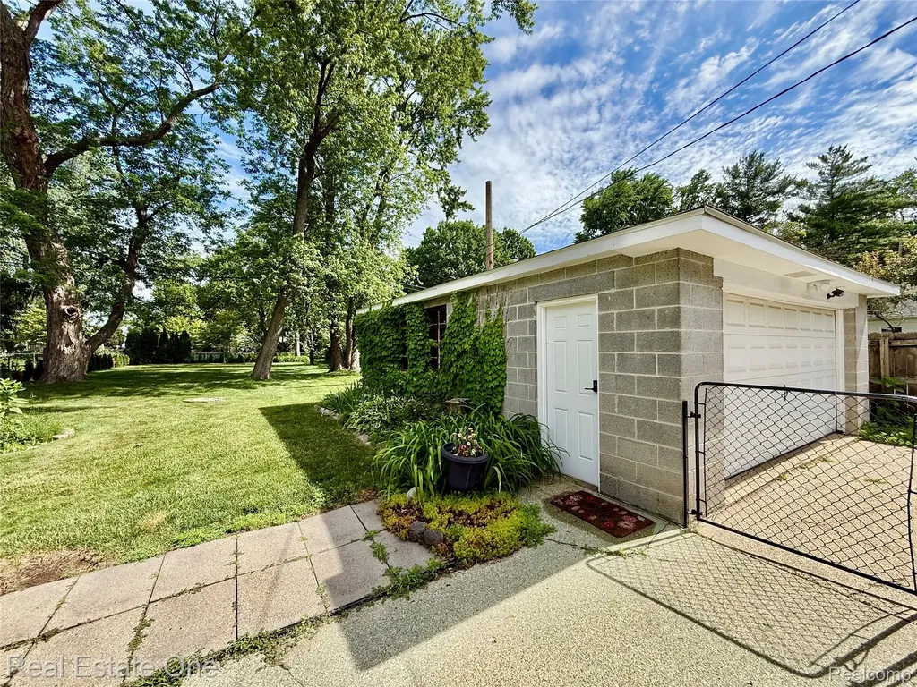 865 Grant Avenue Clawson City MI 48017