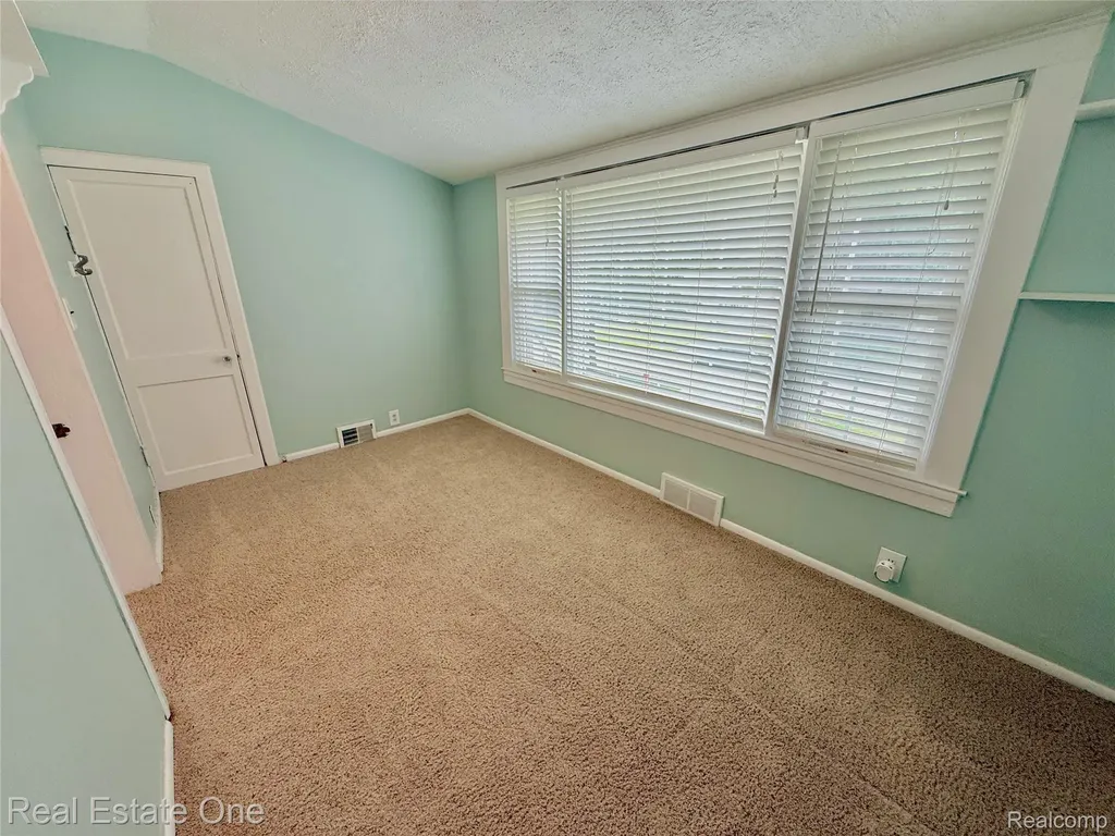 865 Grant Avenue Clawson City MI 48017