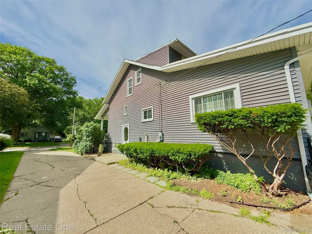 865 Grant Avenue Clawson City MI 48017