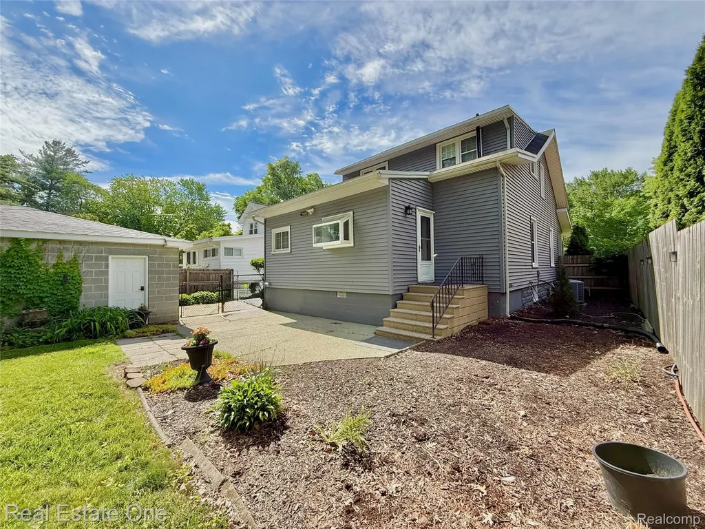 865 Grant Avenue Clawson City MI 48017