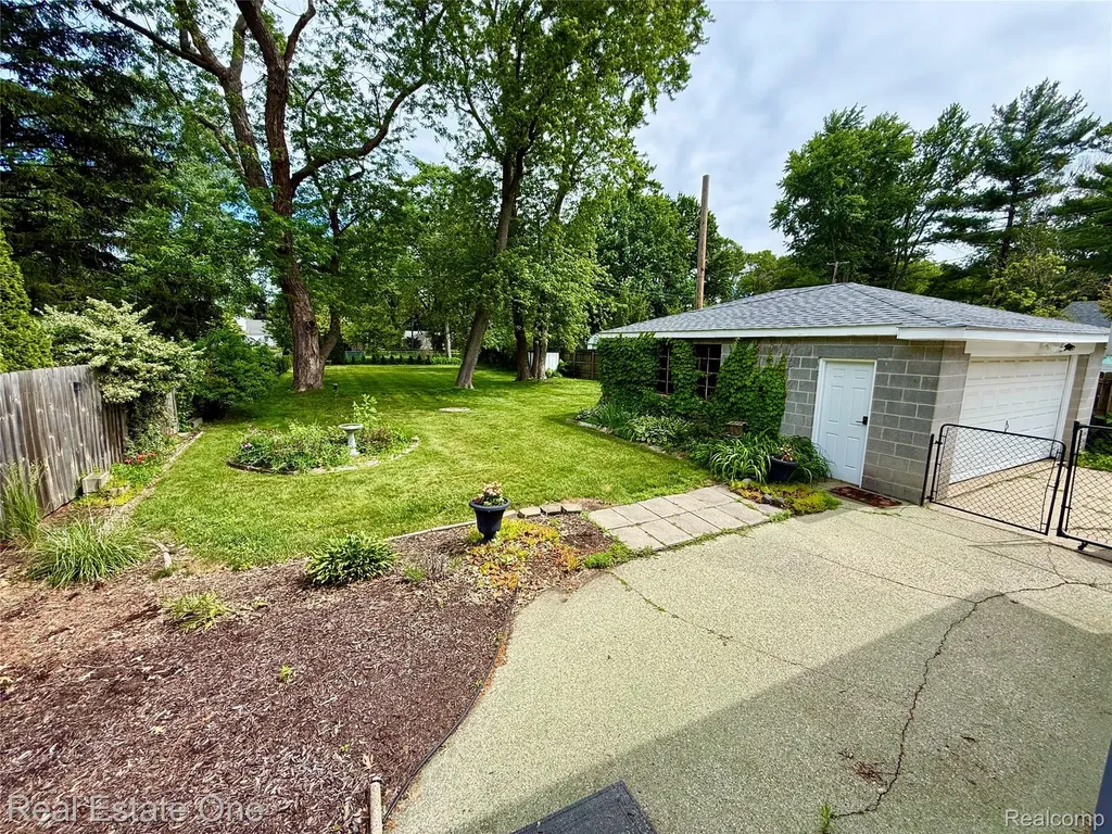 865 Grant Avenue Clawson City MI 48017