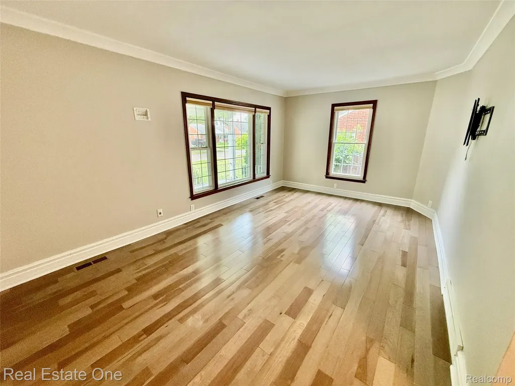 865 Grant Avenue Clawson City MI 48017