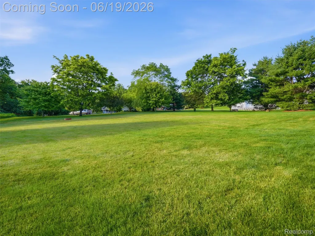 1232 Thorn Ridge Drive Hartland Township MI 48843