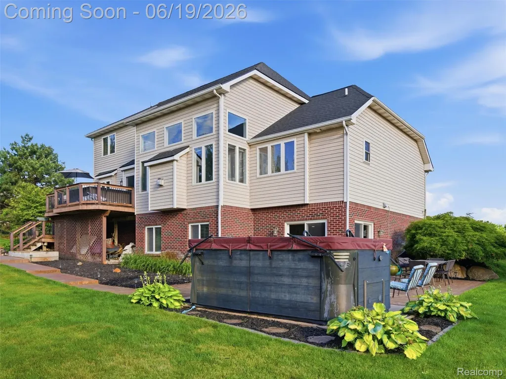1232 Thorn Ridge Drive Hartland Township MI 48843