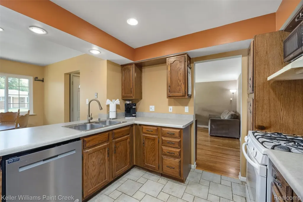 5153 Busch Avenue Warren City MI 48091
