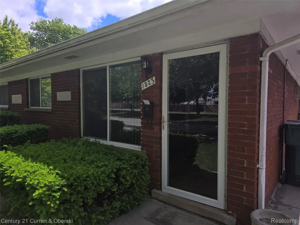 1521 Electric Avenue Lincoln Park City MI 48146
