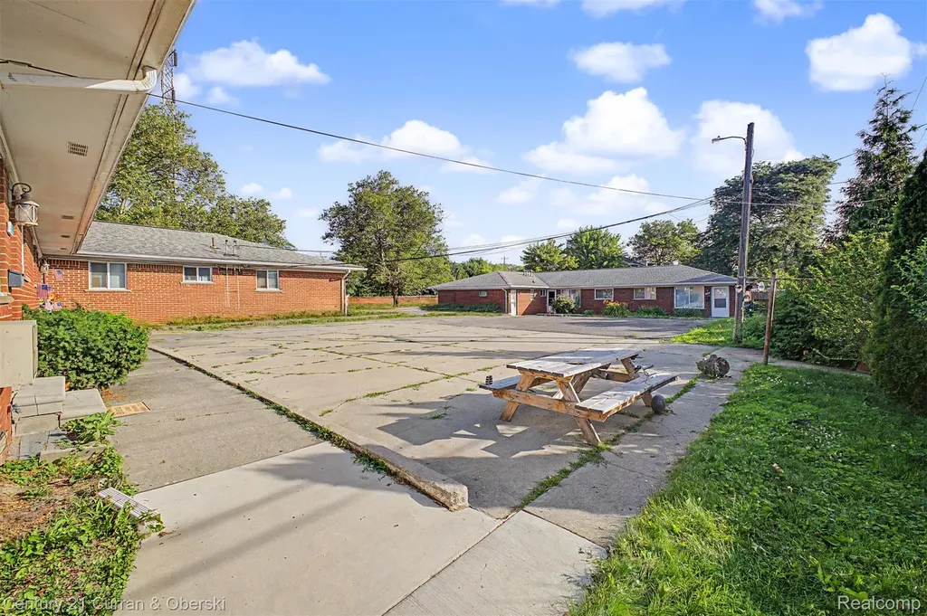 1521 Electric Avenue Lincoln Park City MI 48146
