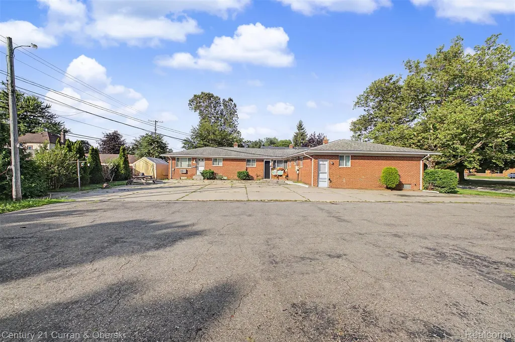 1521 Electric Avenue Lincoln Park City MI 48146