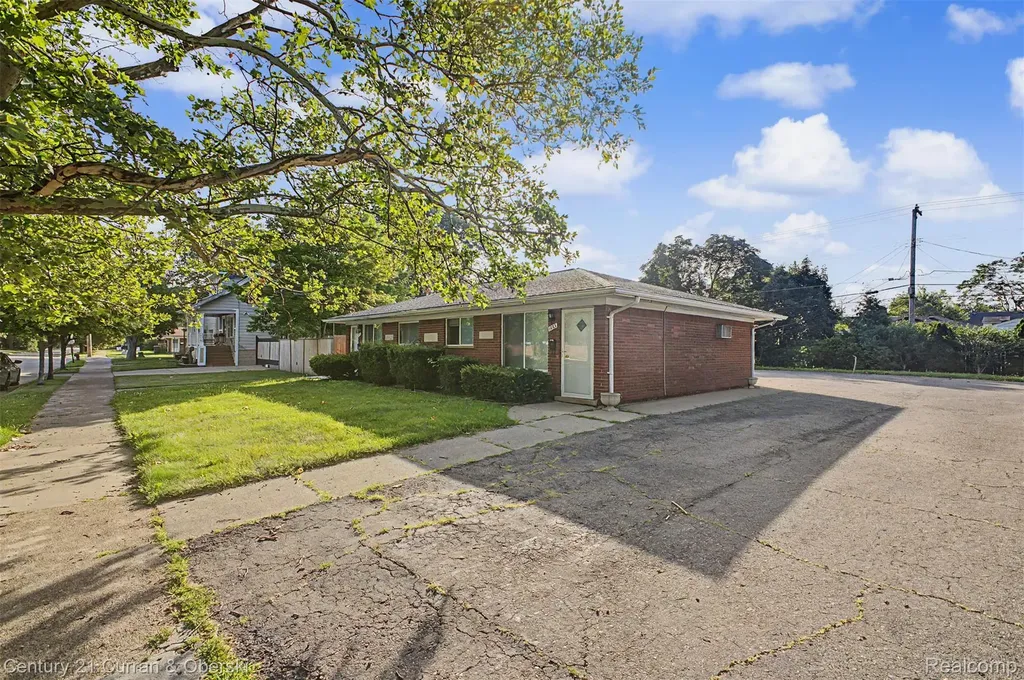 1521 Electric Avenue Lincoln Park City MI 48146