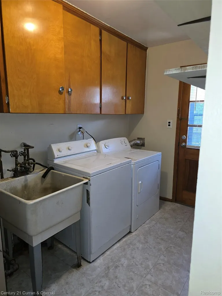1521 Electric Avenue Lincoln Park City MI 48146