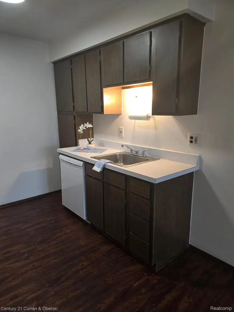 1870 Saint Johns Boulevard Lincoln Park City MI 48146