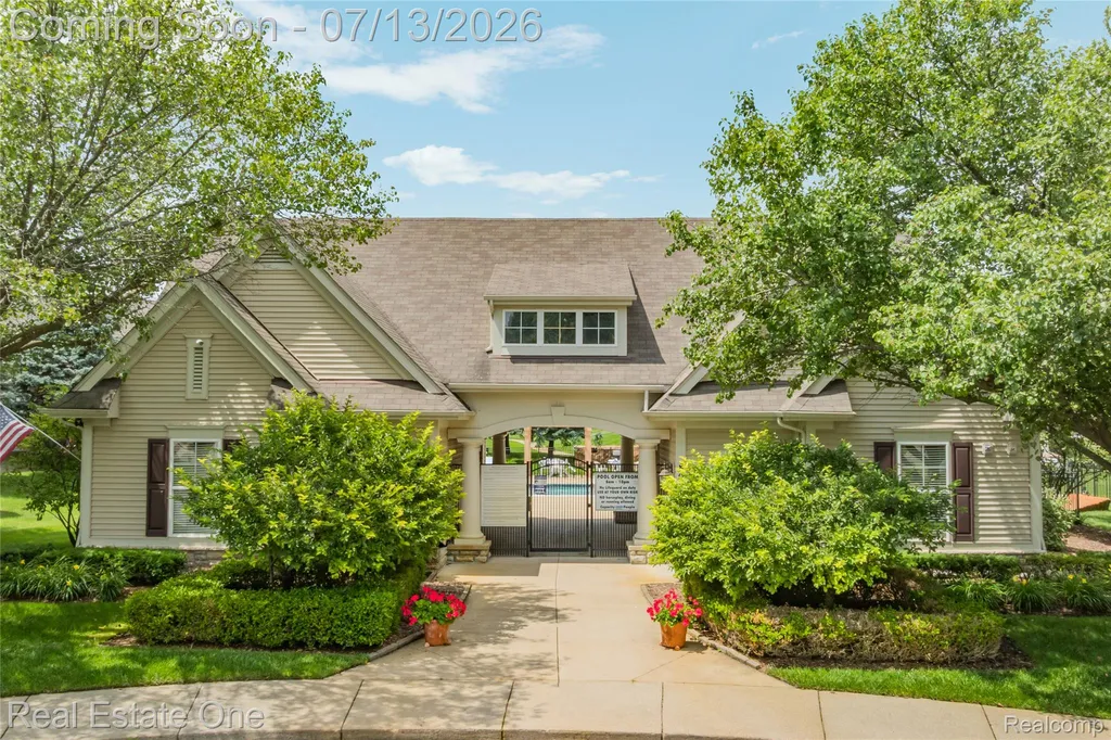 8206 Timber Trail White Lake Charter Township MI 48386