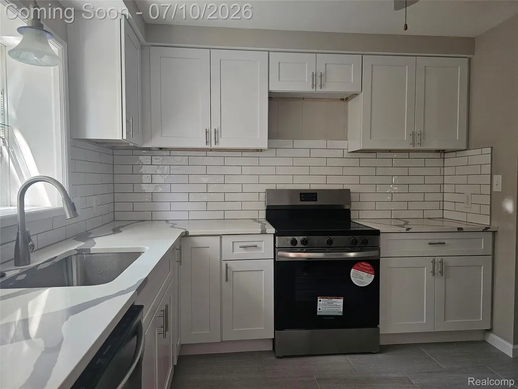 23091 Sussex Street Oak Park City MI 48237