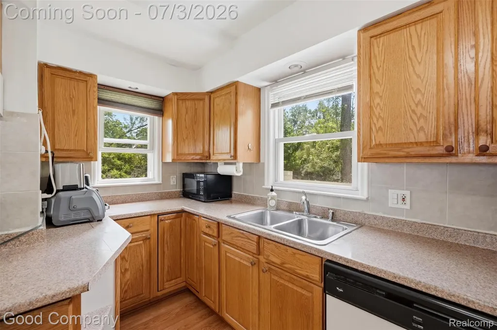 29693 Medbury Street Farmington Hills City MI 48336
