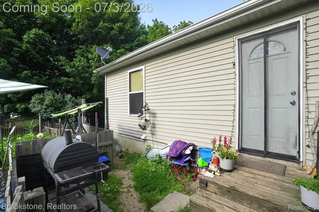 407 E Elizabeth Street Eaton Rapids City MI 48827