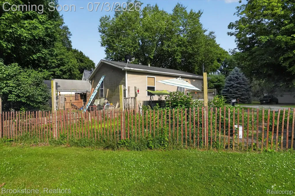 407 E Elizabeth Street Eaton Rapids City MI 48827