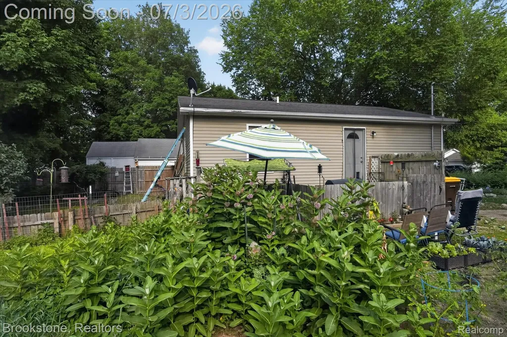 407 E Elizabeth Street Eaton Rapids City MI 48827