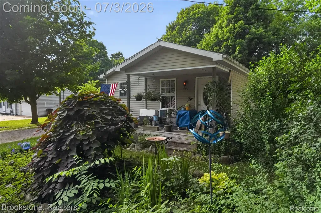 407 E Elizabeth Street Eaton Rapids City MI 48827