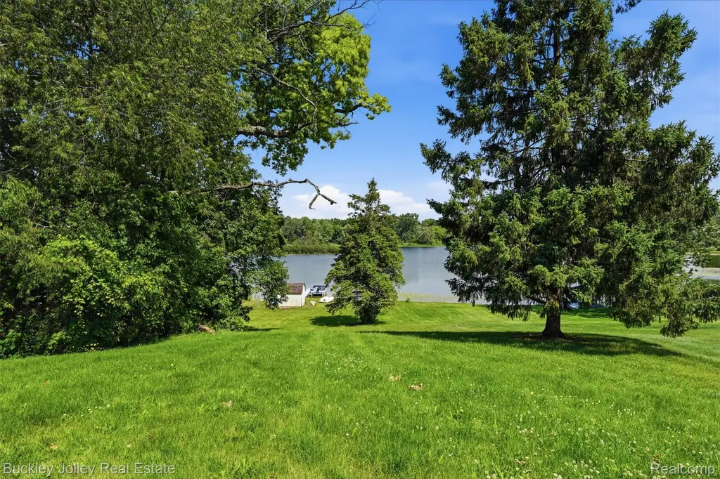10507 Lafollette Drive Brighton Township MI 48114