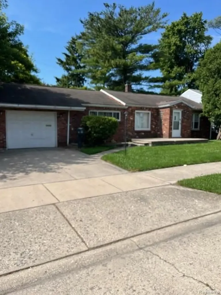 11310 Packard Avenue Warren City MI 48089
