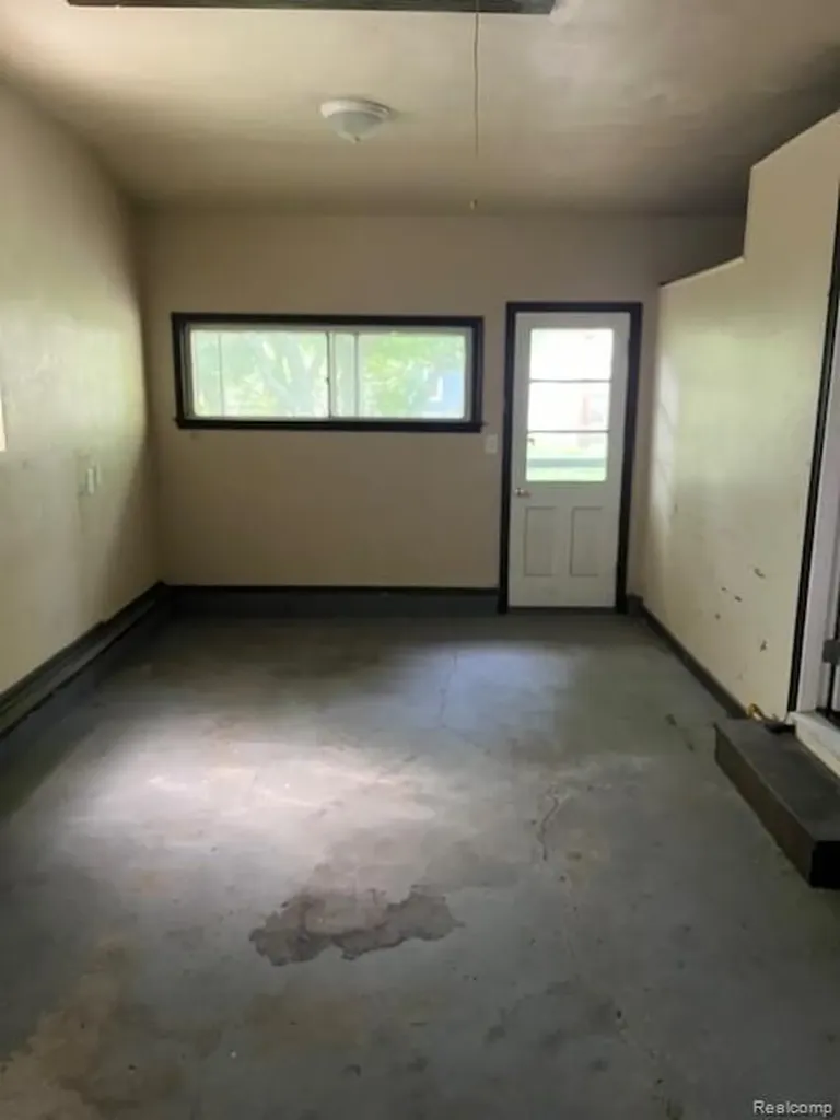 11310 Packard Avenue Warren City MI 48089