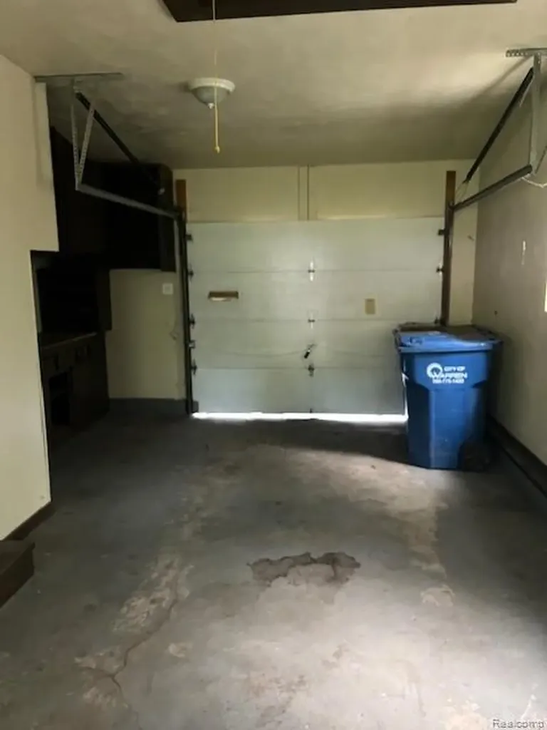 11310 Packard Avenue Warren City MI 48089