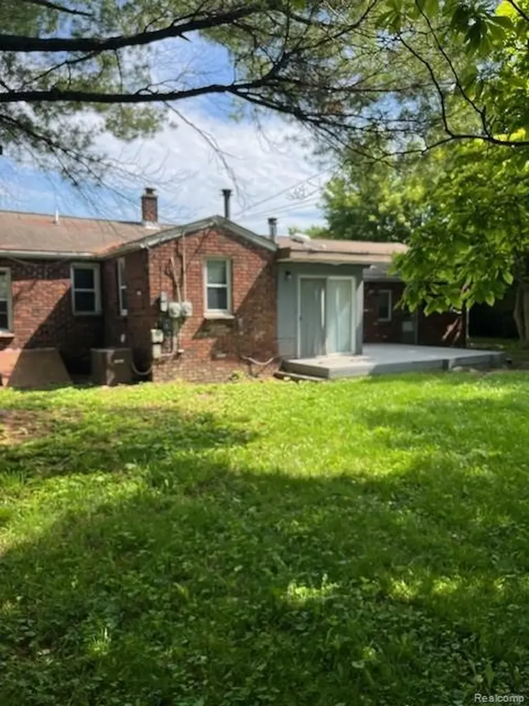 11310 Packard Avenue Warren City MI 48089