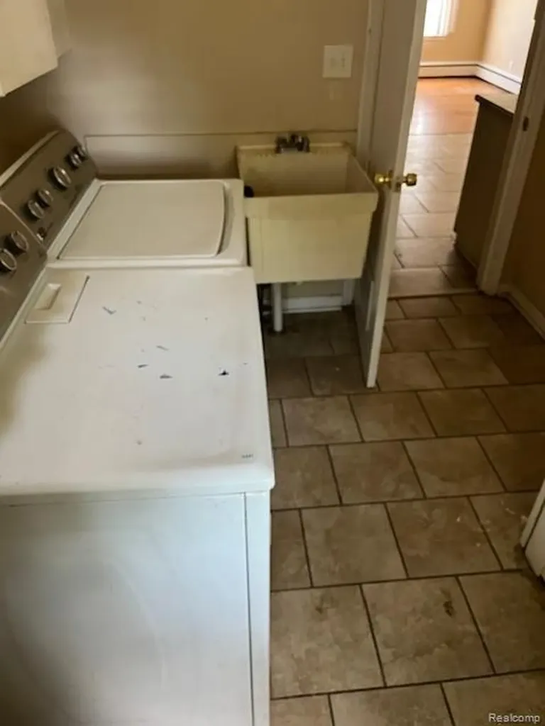 11310 Packard Avenue Warren City MI 48089