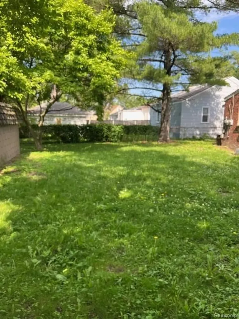 11310 Packard Avenue Warren City MI 48089