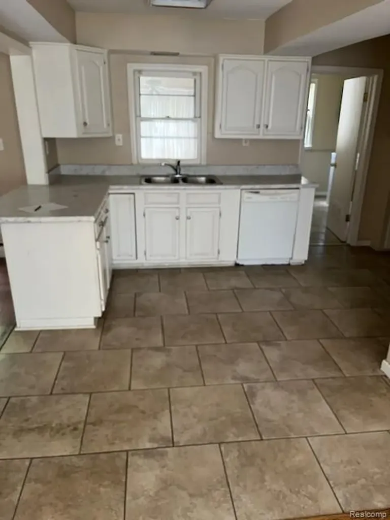 11310 Packard Avenue Warren City MI 48089