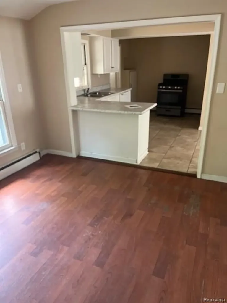 11310 Packard Avenue Warren City MI 48089