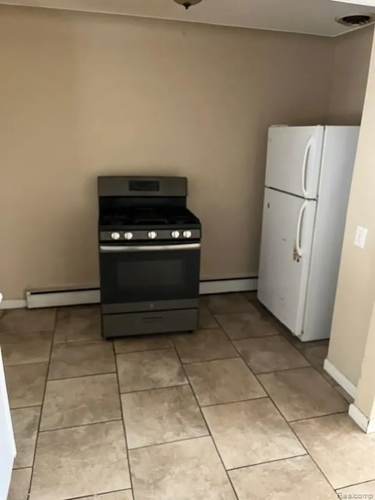 11310 Packard Avenue Warren City MI 48089
