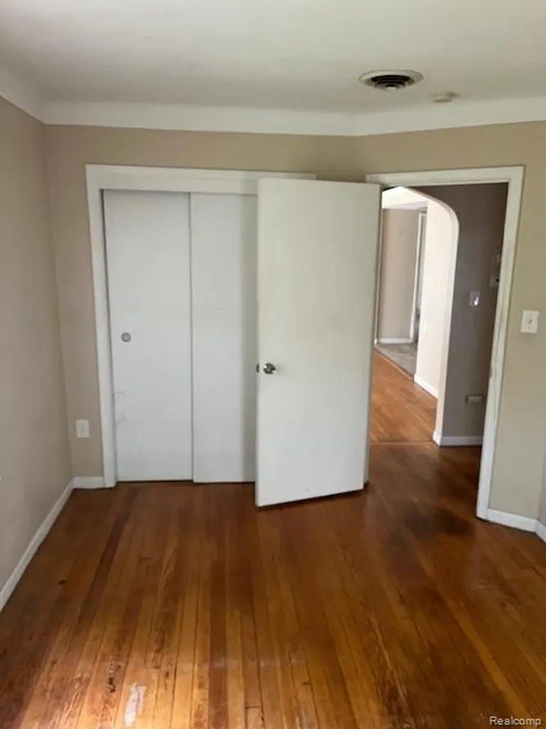 11310 Packard Avenue Warren City MI 48089
