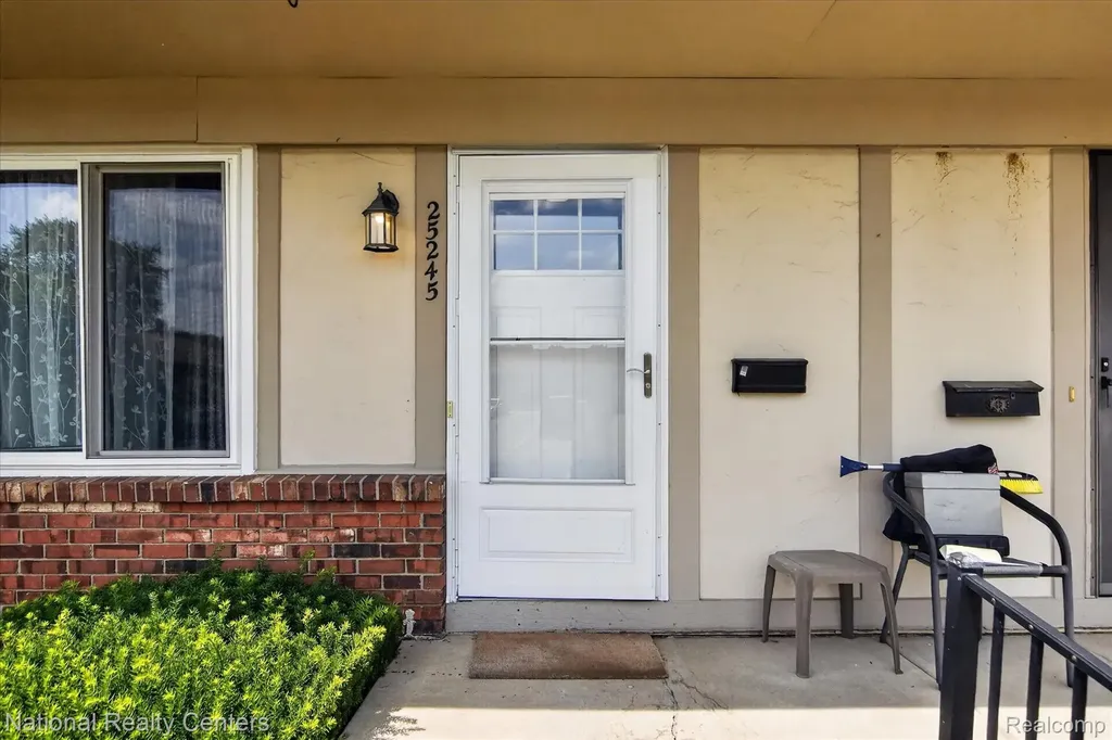 25245 Franklin Terrace South Lyon City MI 48178