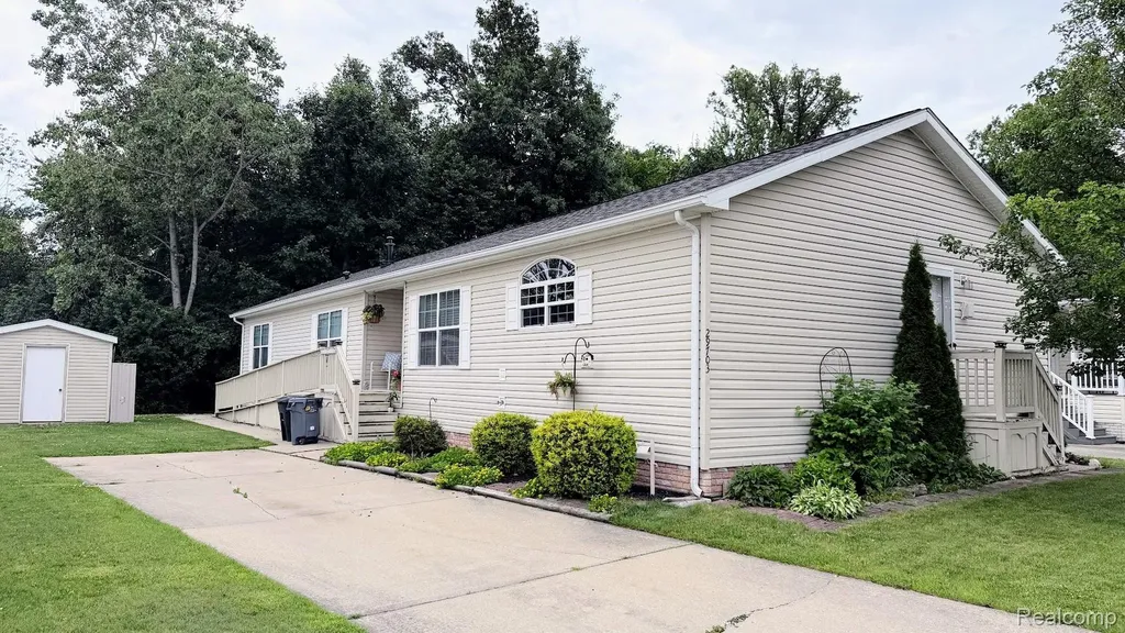 29703 Vinewood Lane Gibraltar City MI 48173