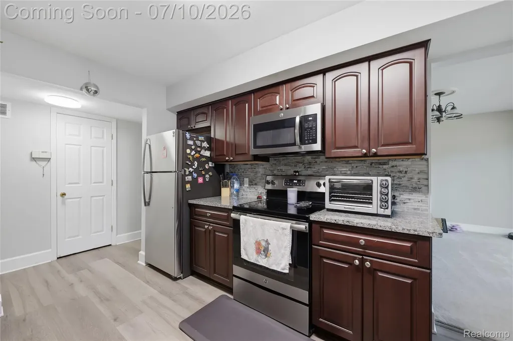 42377 Lochmoor Street Clinton Charter Township MI 48038