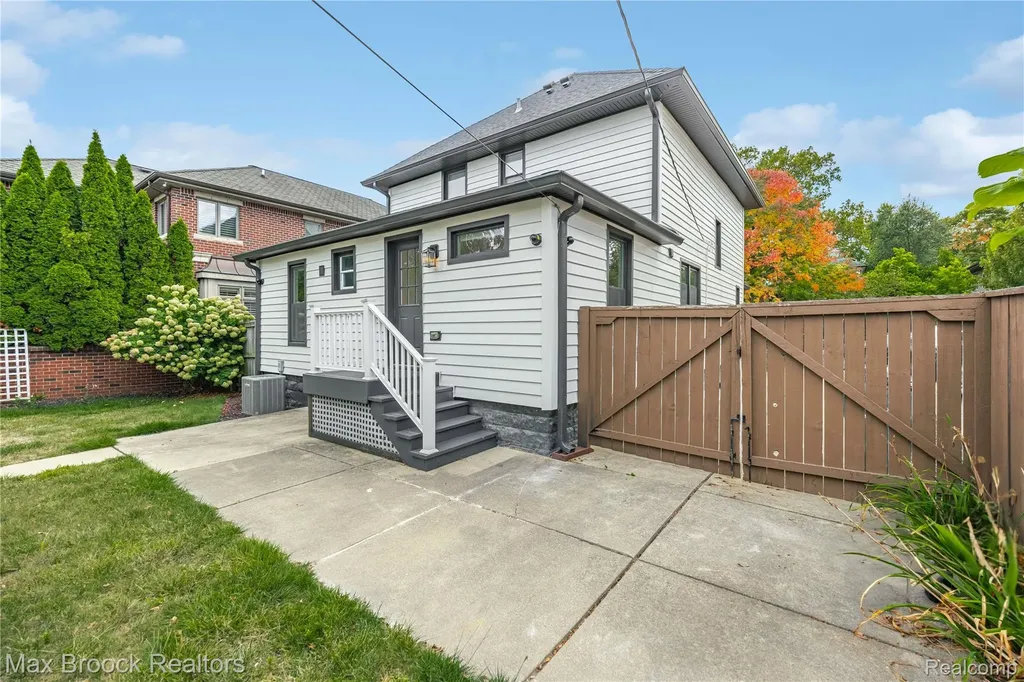 967 Ann Street Birmingham City MI 48009