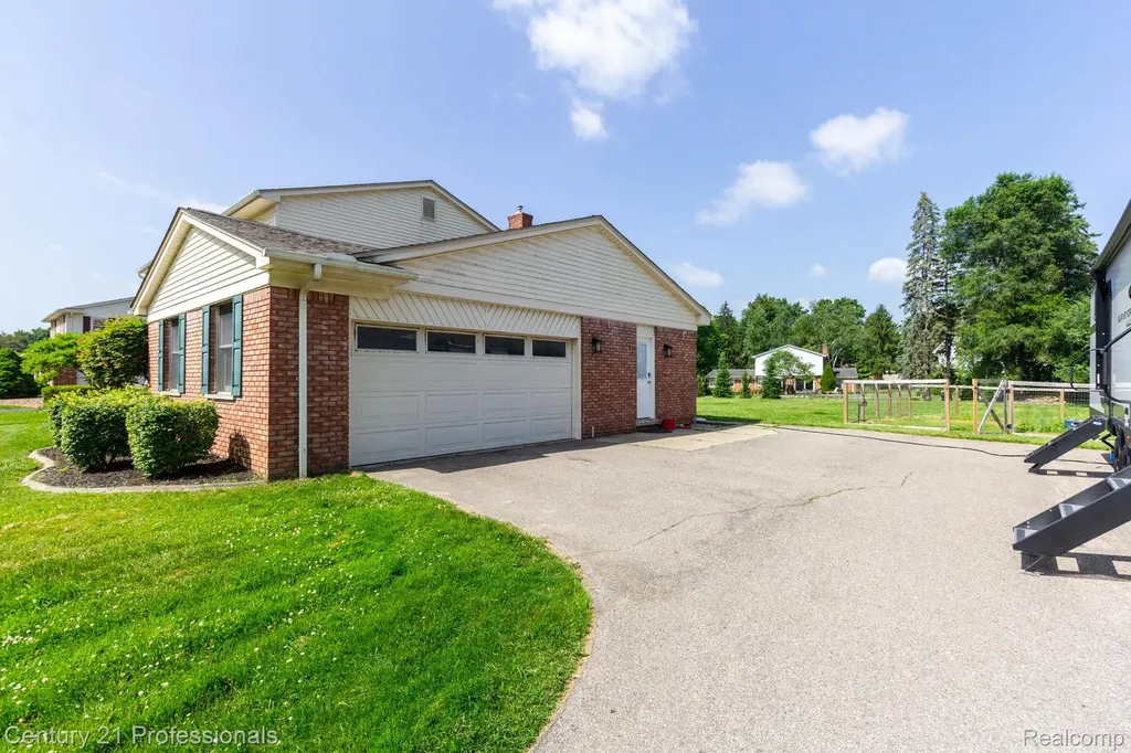 671 Bridgestone Drive Rochester Hills City MI 48309
