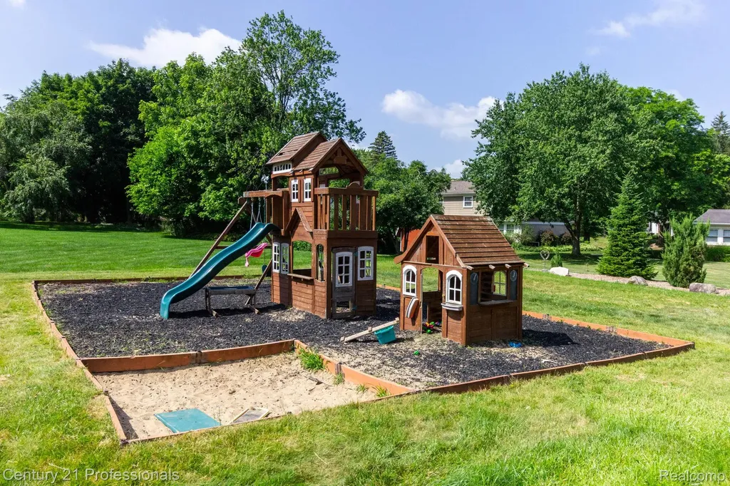 671 Bridgestone Drive Rochester Hills City MI 48309