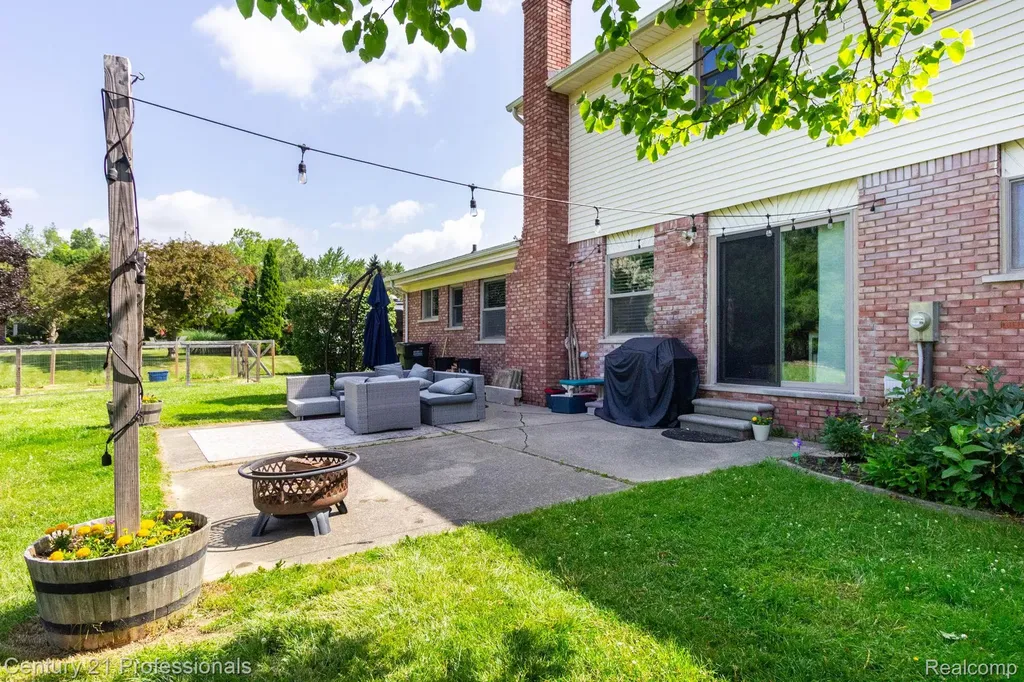 671 Bridgestone Drive Rochester Hills City MI 48309