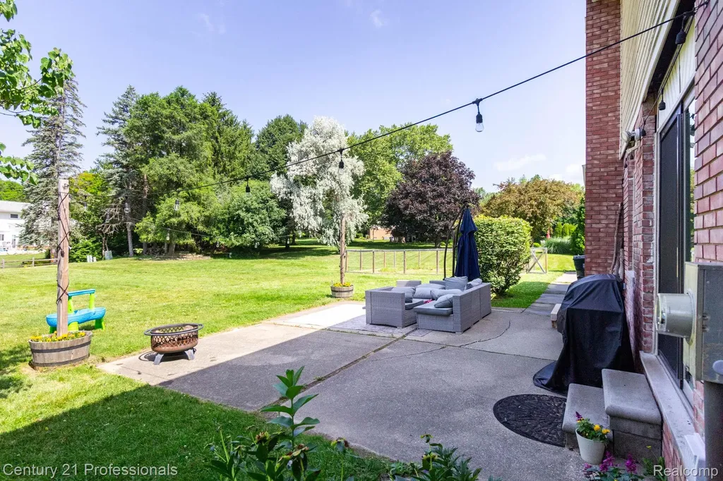 671 Bridgestone Drive Rochester Hills City MI 48309