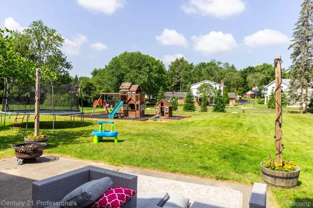 671 Bridgestone Drive Rochester Hills City MI 48309