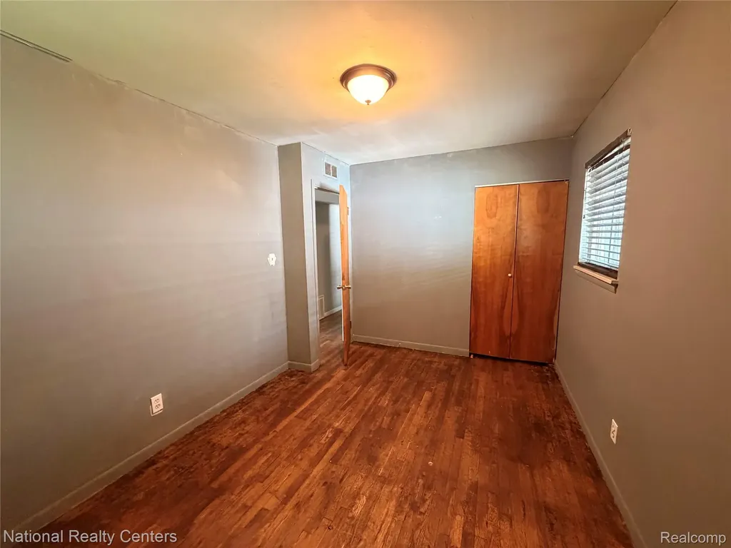 37 E Brooklyn Avenue Pontiac City MI 48340