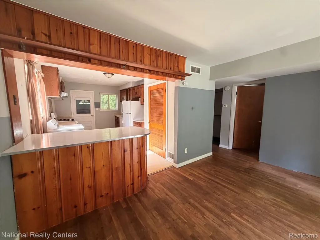 37 E Brooklyn Avenue Pontiac City MI 48340