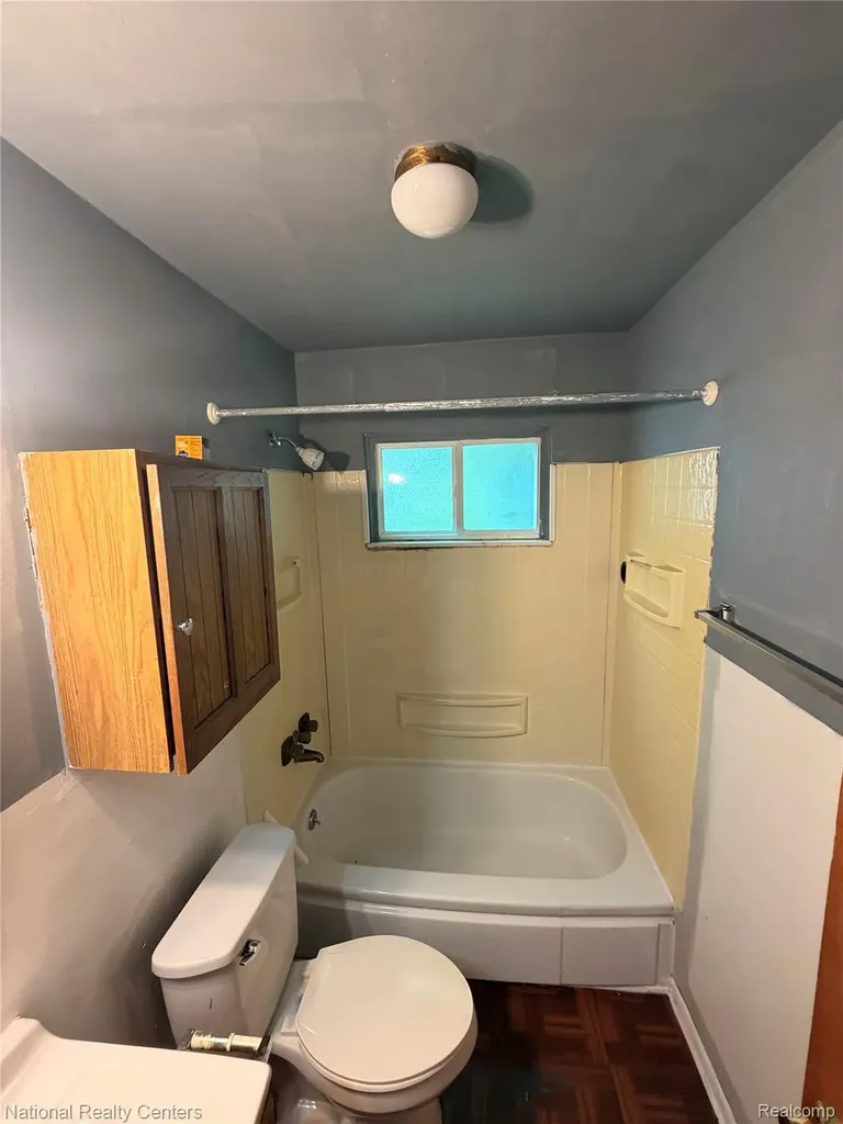 37 E Brooklyn Avenue Pontiac City MI 48340