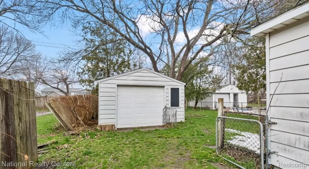 37 E Brooklyn Avenue Pontiac City MI 48340